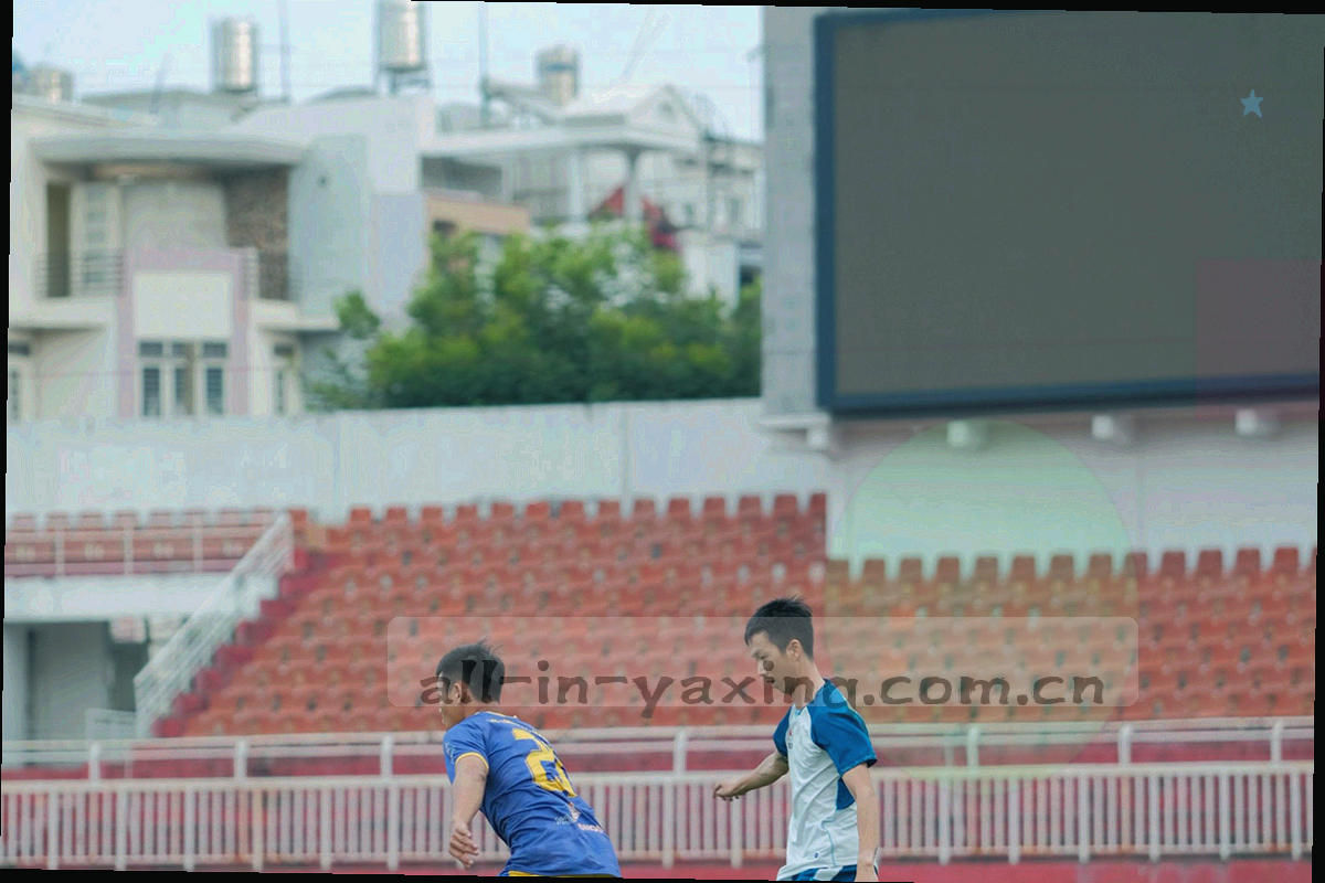 工作台上的显示器与数据图表，无人物特写